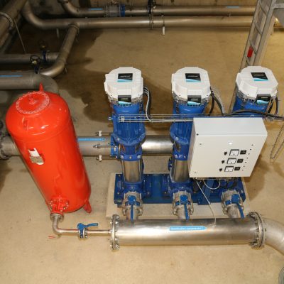 Surpresseurs qui permettent de distribuer l’eau potable sur les deux zones industrielles.
