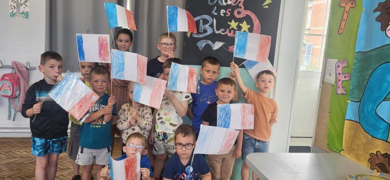 Une journée festive au centre de loisirs entre football, créativité et musique